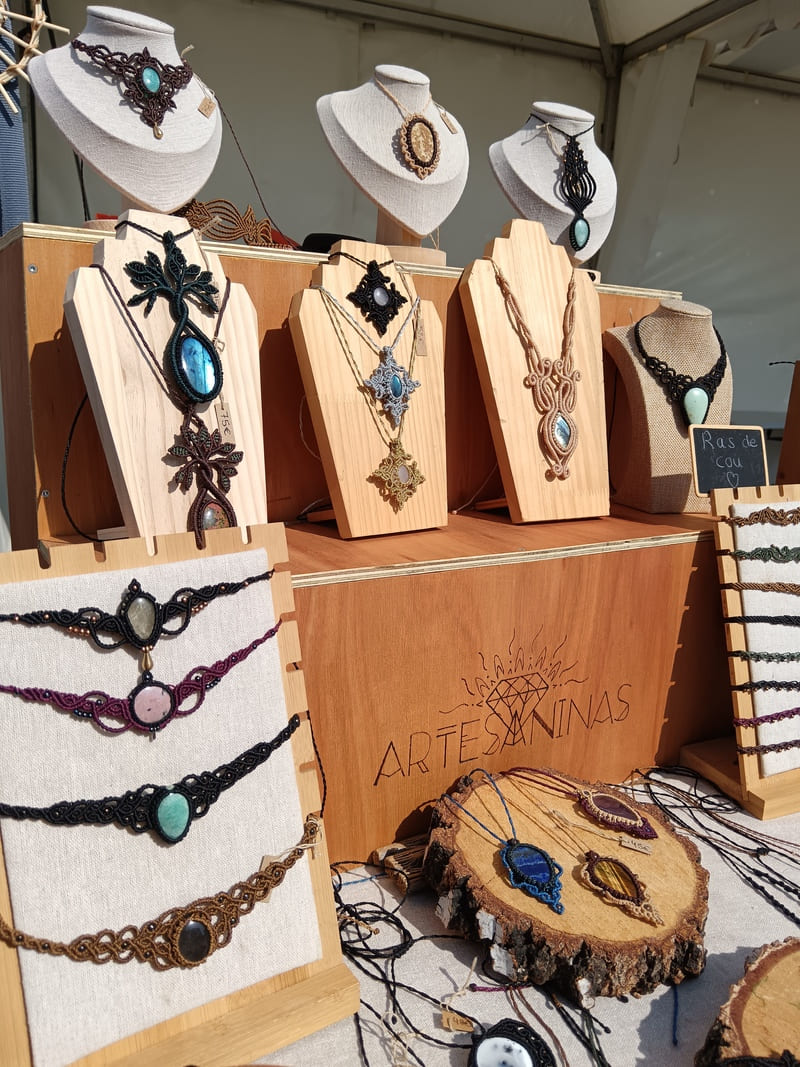 bijoux-macramé-pierres-naturelles-stand-artesaninas